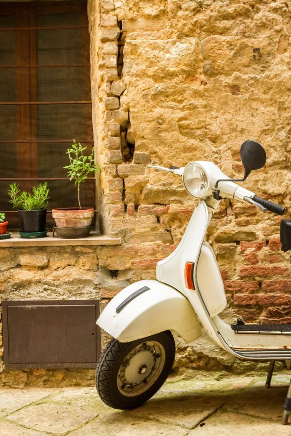 Quelles sont les caractéristiques et les bénéfices offerts par le scooter Vespa 125 ?